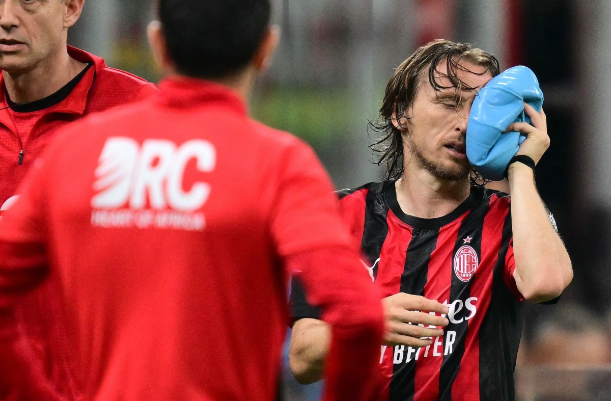 AC Milan's Croatian midfielder #14 Luka Modric leaves the pitch after being injured during the Italian Serie A football match between AC Milan and Juventus FC at the San Siro stadium in Milan, northern Italy, on April 26, 2026. (Photo by Stefano RELLANDINI / AFP)