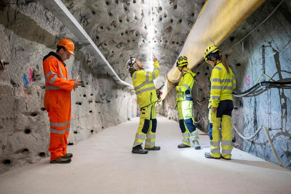 (From L) ETH Zurich Master students Alessandro Profeta, Alba Zappone and ETH Zurich doctoral students Fiona Dresler-Dorn and Lu Tian examine the cracks in the BedrettoLab tunnel on April 29, 2026. (Photo by Ennio Leanza / AFP)