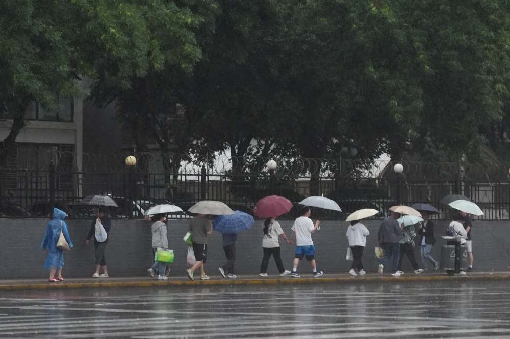 Pedestrians walk in the rain in Beijing, capital of China, May 17, 2026. (Xinhua/Xie Han)