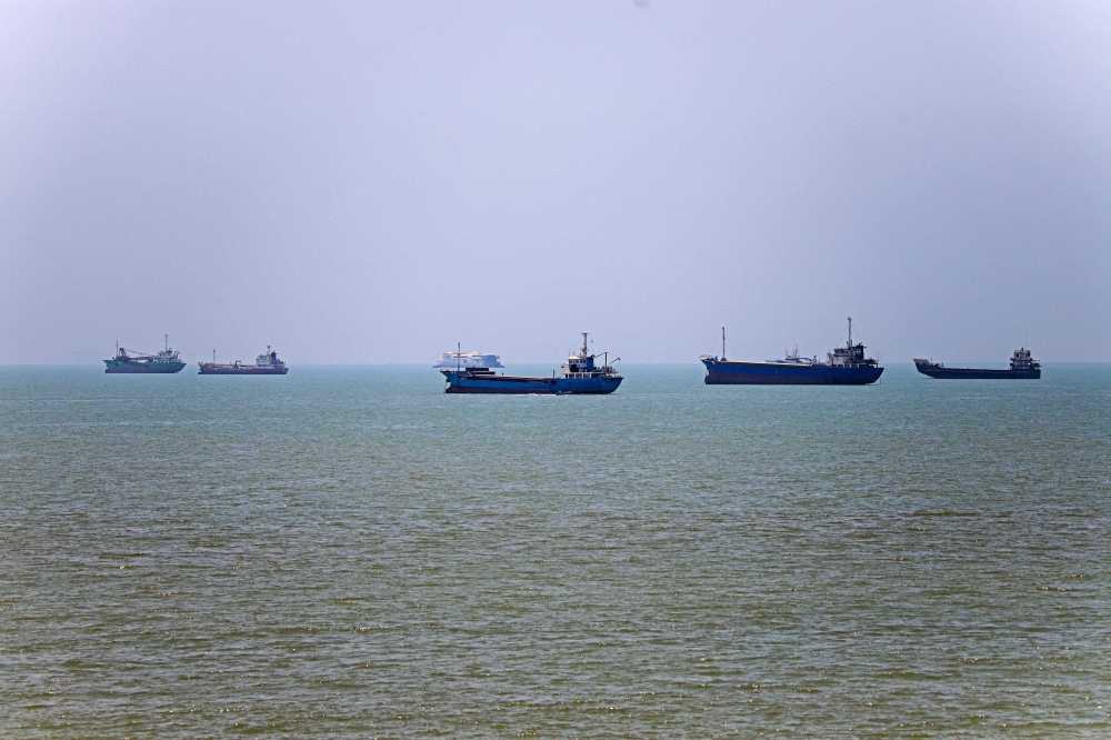 Vessels are seen anchored in Bandar Abbas along the Strait of Hormuz.  (Photo by AmirHossein Khorgooei/ ISNA / AFP) /