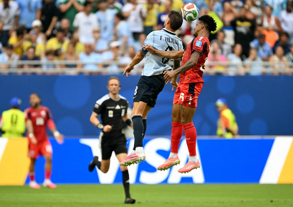 Uruguay's midfielder #08 Federico Valverde and Cape Verde's midfielder #06 Kevin Pina fight for the ball. (Photo by Chandan Khanna / AFP)
 