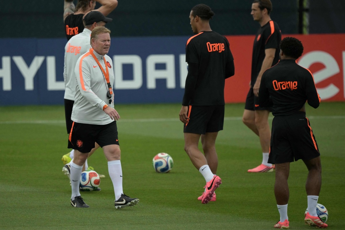 Netherlands' head coach Ronald Koeman (left) and Netherlands' defender Virgil van Dijk (centre) take part in a training session in Kansas City. PIC: AFP