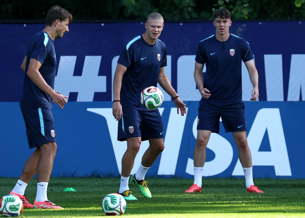 Norway's forward #09 Erling Braut Haaland (C) takes part in a training session on the eve of Norway's 2026 World Cup football tournament Group I football match against France at New England Revolution Training Centre in Foxborough, near Boston (Photo by FRANCK FIFE / AFP)