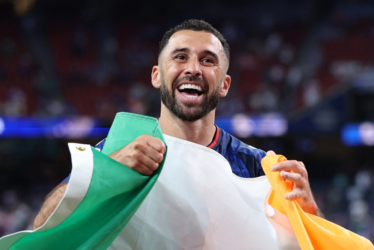 HOUSTON, TEXAS - JUNE 26: Pico Lopes #4 of Cabo Verde celebrates with an Irish flag after the 0-0 draw during the FIFA World Cup 2026 Group H match between Cabo Verde and Saudi Arabia at Houston Stadium on June 26, 2026 in Houston, Texas. Michael Steele/Getty Images/AFP (Photo by MICHAEL STEELE / GETTY IMAGES NORTH AMERICA / Getty Images via AFP)