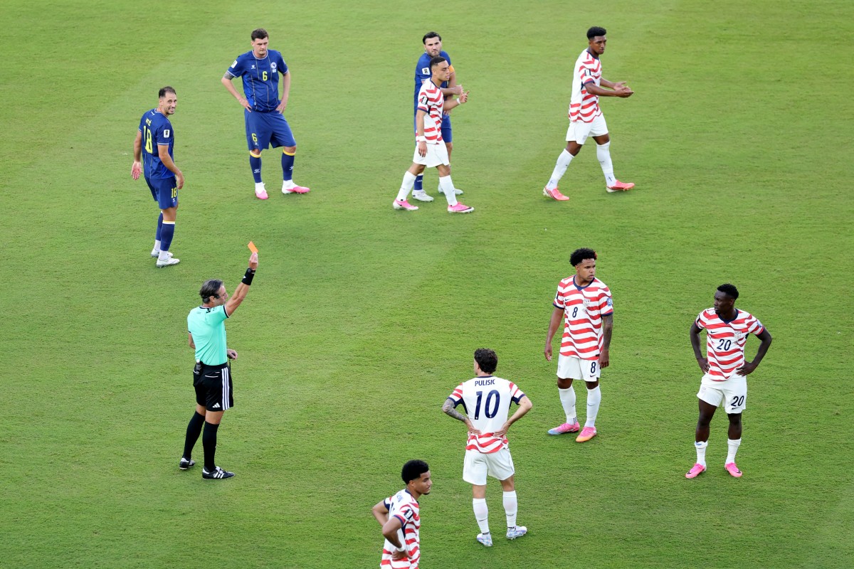 Referee Raphael Claus shows Folarin Balogun #20 of the United States a red card for a foul on Tarik Muharemovic #4 of Bosnia and Herzegovina during the FIFA World Cup 2026 Round of 32 match between USA and Bosnia and Herzegovina at San Francisco Bay Area Stadium on July 01, 2026 in Santa Clara, California. (Photo by MICHAEL STEELE / GETTY IMAGES NORTH AMERICA / Getty Images via AFP)
