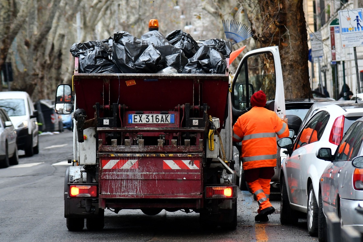 This illustration picture shows an employee of Rome's garbage collection 