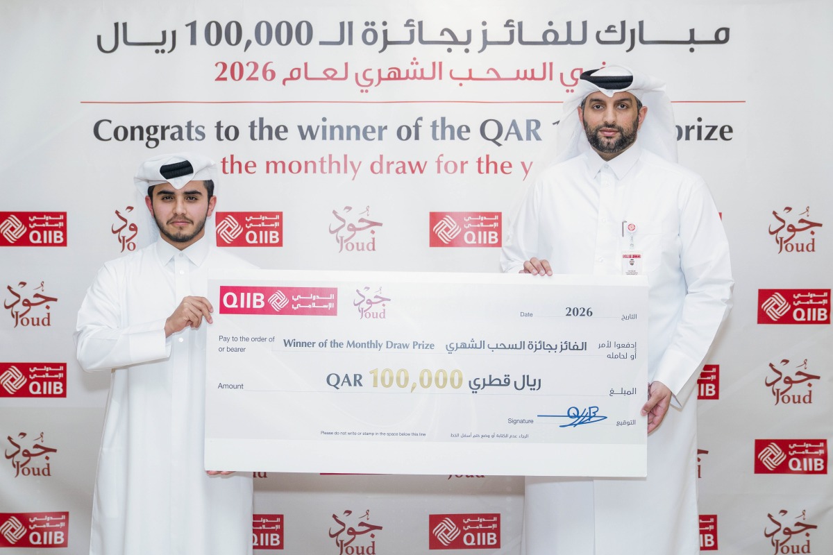 QIIB’s Head of Products, Talal al-Jaidah, presenting the winner, Mooza Saleh ALhumaidi with a cheque during the ceremony.