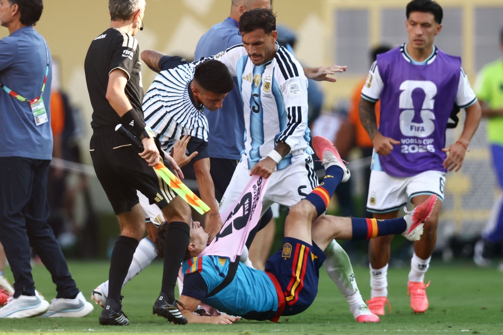 :(FILES) Argentina's midfielder #05 Leandro Paredes (top) clashes with Spain's midfielder #09 Gavi during the 2026 World Cup football tournament final match between Spain and Argentina at the New York/New Jersey Stadium in East Rutherford on July 19, 2026. (Photo by CHARLY TRIBALLEAU / AFP)