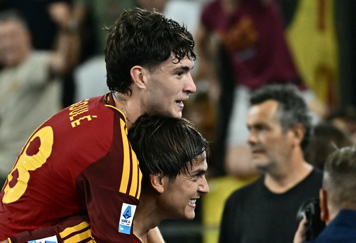 Roma's Argentinian forward #18 Matيas Soulé (L) celebrates with team mate Argentinian forward #21 Paulo Dybala (R) after scoring a goal during the Italian Serie A football match between Roma and Atalanta at the Olympic Stadium in Rome on September 5 2026. (Photo by Filippo MONTEFORTE / AFP)