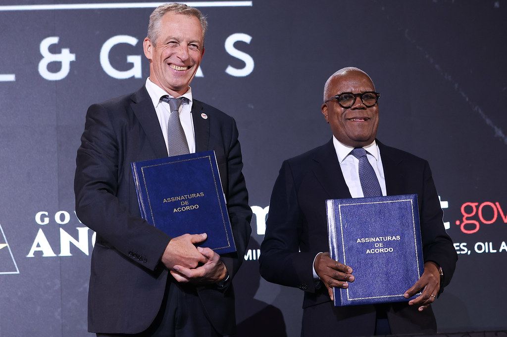 Chairman of the Board of Sonangol Sebastião Gaspar Martins (right) during one of the agreement signing at the event.