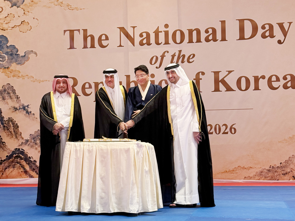 Minister of Justice and Minister of State for Cabinet Affairs H E Ibrahim bin Ali bin Issa Al Hassan Al Mohannadi (first right); Minister of State for Foreign Trade Affairs at MoCI H E Dr. Ahmad bin Mohammed Al-Sayed (third right); Director of Department of Protocol at MoFA H E Ibrahim Yousif Abdullah Fakhro, and Ambassador of the Republic of Korea to Qatar H E Hong Jeepio during the cake cutting to mark National Day of the Republic of Korea, in Doha, yesterday.