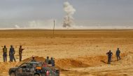  Smoke billows as Iraqi forces hold a position on October 17, 2016 in the area of al-Shurah, some 45 kms south of Mosul, while advancing towards the city to retake it from the Islamic State (IS) group jihadists.  AFP / AHMAD AL-RUBAYE