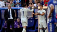 Real Madrid's Gareth Bale issubstituted for Lucas Vazquez as coach Real Madrid's Zinedine Zidane watches. REUTERS/Vincent West
