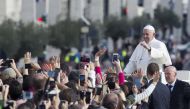 Pope Francis waves to faithful at the end of a Mass for the conclusion of the Jubilee of Mercy, in St. Peter's Square in Vatican, on November 20, 2016. ( RICCARDO DE LUCA - Anadolu Agency )