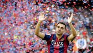 Barcelona's Xavi Hernandez waves to supporters after their Spanish first division soccer match against Deportivo de la Coruna at Camp Nou stadium in Barcelona, Spain, May 23, 2015. REUTERS/Gustau Nacarino
