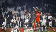Juventus team celebrates at the end of the Italian Serie A football match Juventus vs Atalanta on December 3, 2016 at the 'Juventus Stadium' in Turin. / AFP / MARCO BERTORELLO
