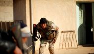 Iraqi soldiers take cover during clashes with Islamic State militants in the frontline in the neighbourhood of Intisar, eastern Mosul, Iraq, December 6, 2016. REUTERS/Ahmed Jadallah

