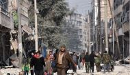 Syrian residents flee violence in Aleppo's eastern al-Salihin neighbourhood on December 12, 2016 after regime troops retook the area from rebel fighters. / AFP / GEORGE OURFALIAN
