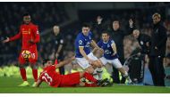 Liverpool's Emre Can and Daniel Sturridge in action with Everton's Gareth Barry as Everton manager Ronald Koeman and Liverpool manager Juergen Klopp react. Reuters / Phil Noble 