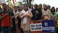 Pakistani civil society members sing the national anthem at the site of a suicide blast in Lahore on March 28, 2016 (AFP / FAROOQ NAEEM) 