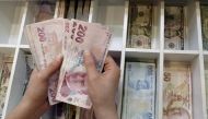 A money changer counts Turkish lira bills at a currency exchange office in central Istanbul, Turkey, August 21, 2015 (REUTERS / Murad Sezer) 