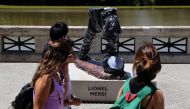 People walk past the statue of Argentina's soccer player Lionel Messi after it was vandalized in Buenos Aires, Argentina, January 10, 2017. REUTERS/Marcos Brindicci