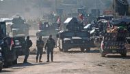 Iraqi security forces advance in the village of al-Buseif, south of Mosul, during an offencive to retake the western side of the city from Islamic State (IS) group fighters on February 21, 2017.  AFP / AHMAD AL-RUBAYE
