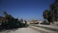 Iraqi forces gather on a road leading to the southern end of Mosul airport during an offensive to retake the western side of the city on February 23, 2017.  AFP / AHMAD AL-RUBAYE
