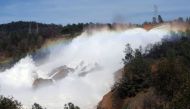 The Oroville Dam spillway overflows with runoff in Oroville, California on February 14, 2017 (AFP Photo/MONICA DAVEY)
