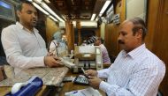 A customer exchanges US dollars to Egyptian pounds in a foreign exchange office in central Cairo Egypt November 3, 2016 (REUTERS / Mohamed Abd El Ghany) 