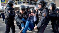Riot police officers detain a protester during an unauthorised anti-corruption rally in central Moscow on March 26, 2017.  AFP / Alexander UTKIN
