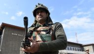 Indian paramilitary soldiers stand guard at a polling station in Srinagar on April 9, 2017. AFP / TAUSEEF MUSTAFA
