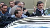 Emmanuel Macron (C) waves as he leaves after an information day for La Republique En Marche party candidates for the upcoming legislative elections at the entrance of the Quai Branly museum on May 13, 2017 in Paris. AFP / Charly Triballeau