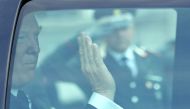US President Donald Trump waves through the window of his vehicle as he leaves the Quirinale Presidential Palace after a meeting with Italy's President Sergio Mattarella, on May 24, 2017 in Rome. / AFP / Andreas SOLARO
