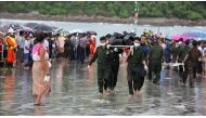 Rescue workers carry the dead bodies of people, who died in a military aircraft accident, near a coastal town of Dawei, the capital of Myanmar’s southern Tanintharyi region on June 8, 2017. / ( Kyaw Hein - Anadolu Agency ).
