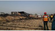 Pakistani rescue workers at the site of oil tanker fire following an accident on a highway near the town of Ahmedpur East, some 670 kilometres (416 miles) from Islamabad on June 25, 2017. AFP / STR