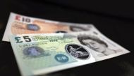 Sample polymer five and ten GB pound banknotes are seen on display at the Bank of England in London September 10, 2013. REUTERS/Chris Ratcliffe/pool.