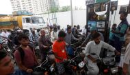 Customers buy petrol at a petrol station in Karachi, Pakistan July 26, 2017. (REUTERS/Akhtar Soomro)