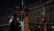Police officers stand guard at a police cordon next to Buckingham Palace following an incident where a man armed with a knife was arrested outside the palace following a disturbance in London on August 26, 2017.  AFP / CHRIS J RATCLIFFE
