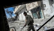 Members of the Syrian Democratic Forces (SDF), Syrian fighters backed by US special forces, take a position on the eastern frontline of Raqa on October 5, 2017. AFP / BULENT KILIC
