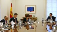 Spanish Prime Minister Mariano Rajoy (R) presides a crisis cabinet meeting at the Moncloa Palace on October 11, 2017 in Madrid.  AFP /  CESAR P.SENDRA
