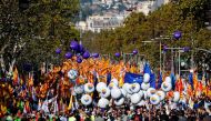 Protesters wave Spanish flags and hold balloons bearing a heart-shaped collage of the Spanish, Catalan Senyera and EU flags during a pro-unity demonstration in Barcelona on October 29, 2017.  AFP / LLUIS GENE
