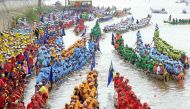 Cambodian participants row their dragon boats during the Water Festival on the Tonle Sap river in Phnom Penh on November 2, 2017.  AFP / TANG CHHIN SOTHY
