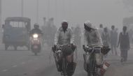 Indian commuters drive amid heavy smog in New Delhi on November 7, 2017. AFP / PRAKASH SINGH
