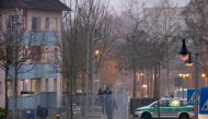 Policemen stand in front of a house of a reception centre for asylum seekers in Bamberg, southern Germany, on early November 15, 2017.  AFP / dpa / Daniel Karmann
