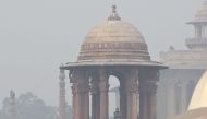 Indian government department buildings are shrouded by heavy smog in New Delhi on November 16, 2017. / AFP / DOMINIQUE FAGET
