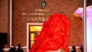 Panama's President Juan Carlos Varela (L) and China's Foreign Minister Wang Yi (R) attend the inauguration of the Panama embassy in Beijing on November 16, 2017.  AFP / POOL / JASON LEE
