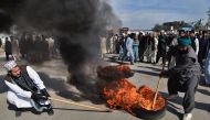 Pakistani protesters from the Tehreek-i-Labaik Yah Rasool Allah Pakistan (TLYRAP) burn tyres during a protest in Peshawr on November 25, 2017. (AFP / ABDUL MAJEED)