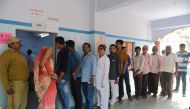 Indian voter queue before casting their ballots during the first phase of Vidhan Sabha elections of Gujarat state in Limbdi, some 100 kms from Ahmedabad on December 9, 2017. / AFP / SAM PANTHAKY