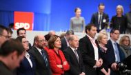 Martin Schulz (2nd L), leader of Germany's social democratic SPD party, and leadership members sing after delegates voted to begin formal coalition talks during an extraordinary SPD party congress in Bonn, western Germany, on January 21, 2018. AFP / Sasch